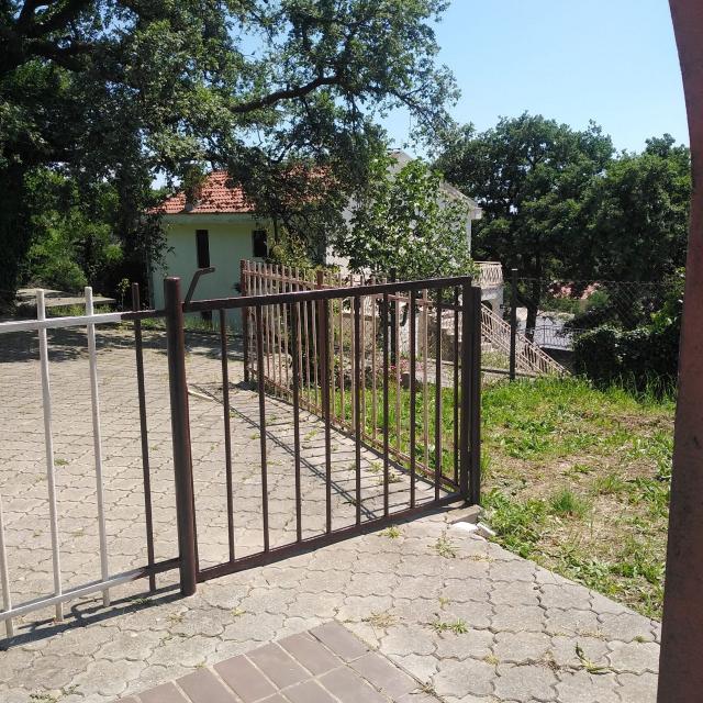 Kuca za renoviranje sa prelepim pogledom na more, Petrovac, Budva. 