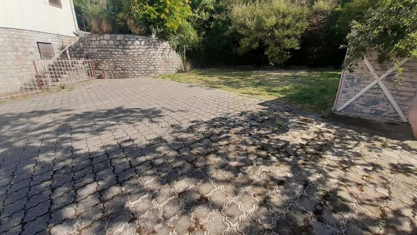 Kuca za renoviranje sa prelepim pogledom na more, Petrovac, Budva. 