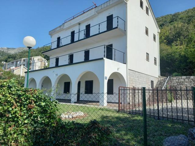 Kuca za renoviranje sa prelepim pogledom na more, Petrovac, Budva. 