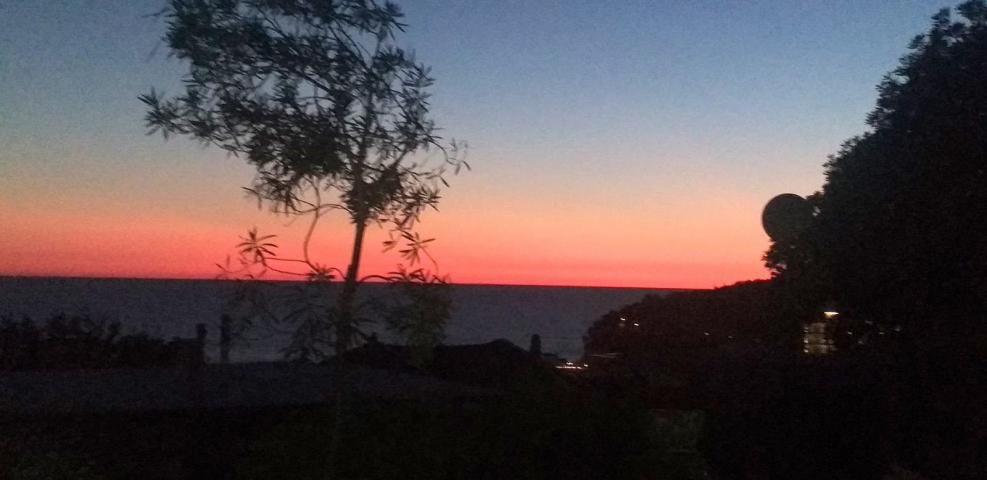Kuca za renoviranje sa prelepim pogledom na more, Petrovac, Budva. 