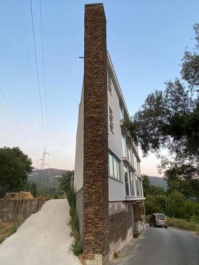 Nova kuća  sa prelepim panoramnskim pogledom na grad i more. Maine-Budva
