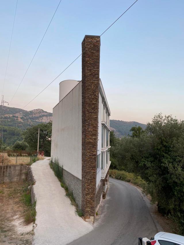 Nova kuća  sa prelepim panoramnskim pogledom na grad i more. Maine-Budva