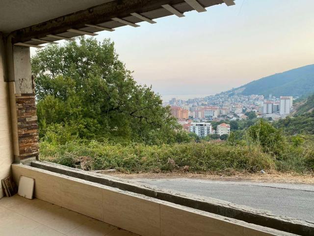 Nova kuća  sa prelepim panoramnskim pogledom na grad i more. Maine-Budva