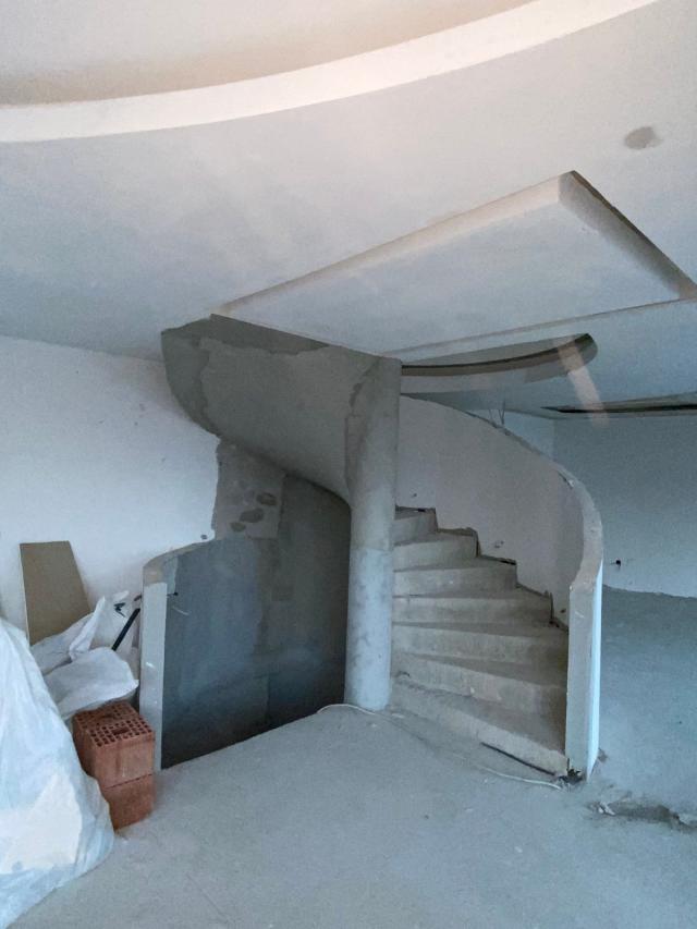 Nova kuća  sa prelepim panoramnskim pogledom na grad i more. Maine-Budva