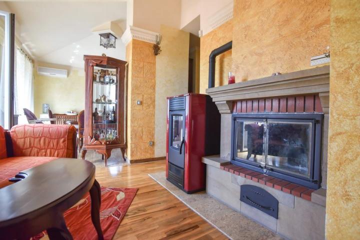 Trosoban penthouse 179m2 sa pogledom na more. (Mogućnost plaćanja u Rusiji, kriptovalutama i rubljam