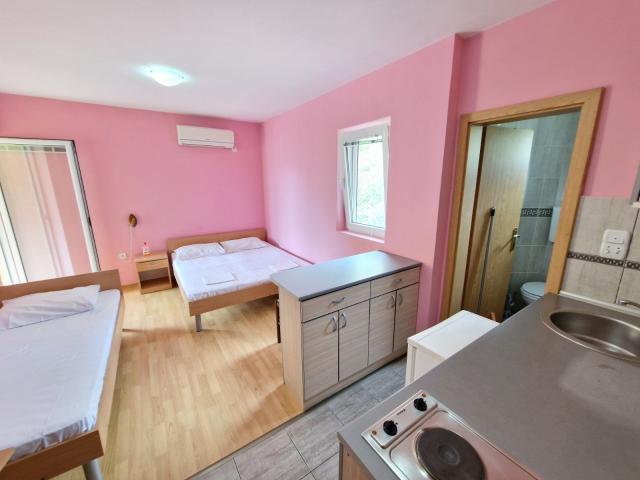 Kuća 500m2 sa pogledom na more, na 200m od mora, Buljarica. 