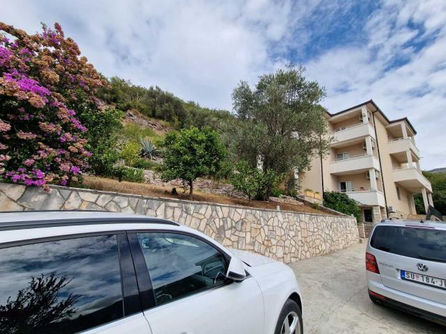 Kuća 500m2 sa pogledom na more, na 200m od mora, Buljarica. 