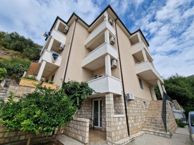 Kuća 500m2 sa pogledom na more, na 200m od mora, Buljarica. 