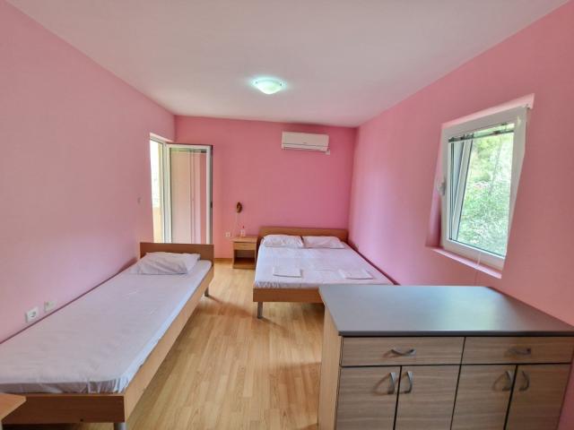 Kuća 500m2 sa pogledom na more, na 200m od mora, Buljarica. 