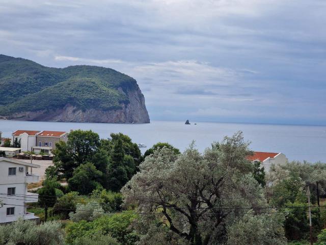 Kuća 500m2 sa pogledom na more, na 200m od mora, Buljarica. 