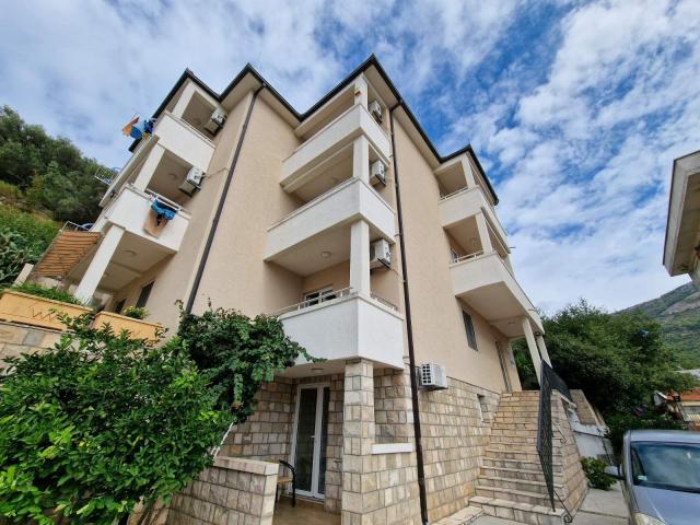 Kuća 500m2 sa pogledom na more, na 200m od mora, Buljarica. 