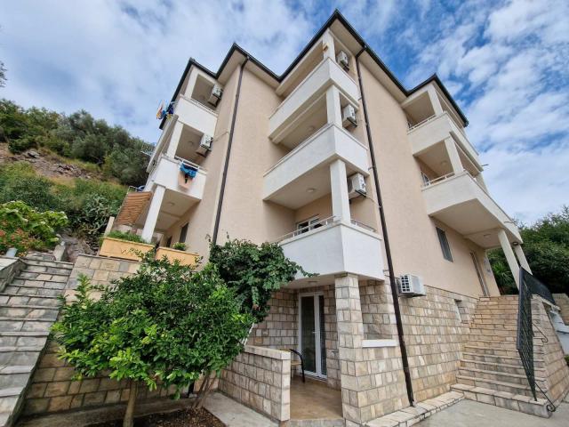 Kuća 500m2 sa pogledom na more, na 200m od mora, Buljarica. 