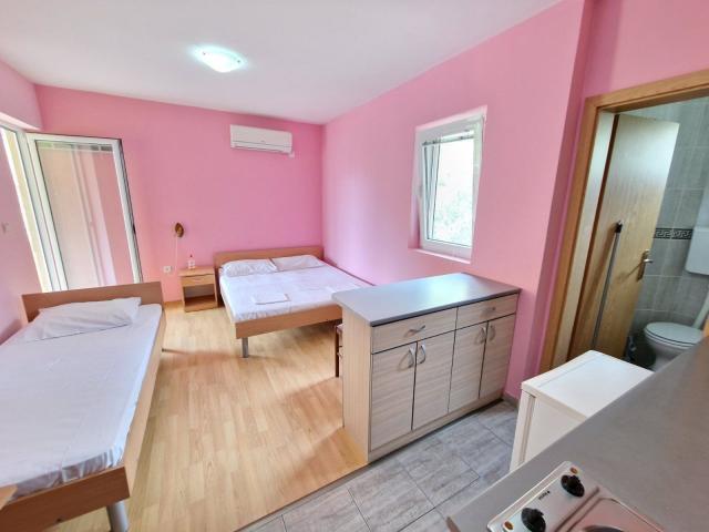 Kuća 500m2 sa pogledom na more, na 200m od mora, Buljarica. 