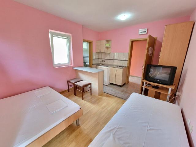 Kuća 500m2 sa pogledom na more, na 200m od mora, Buljarica. 