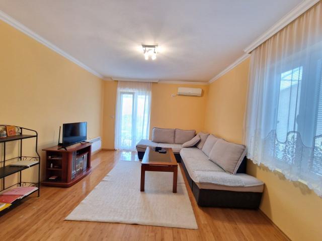 Kuća 500m2 sa pogledom na more, na 200m od mora, Buljarica. 