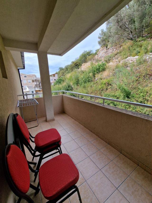 Kuća 500m2 sa pogledom na more, na 200m od mora, Buljarica. 