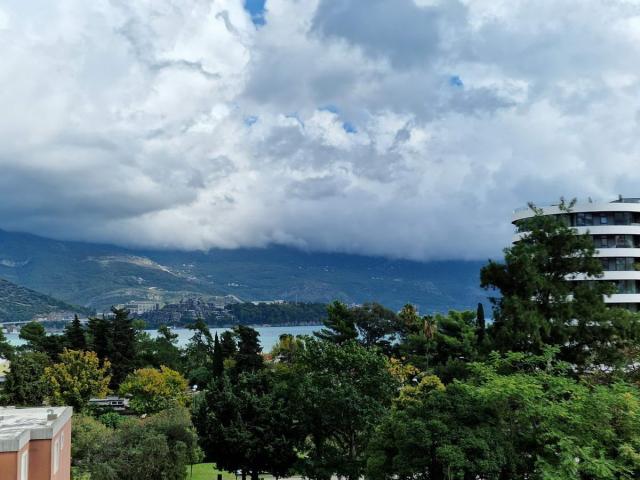 TROSPRATNA KUCA 460M2 SA POGLEDOM NA MORE, NA SAMO 300M OD MORA-BUDVA