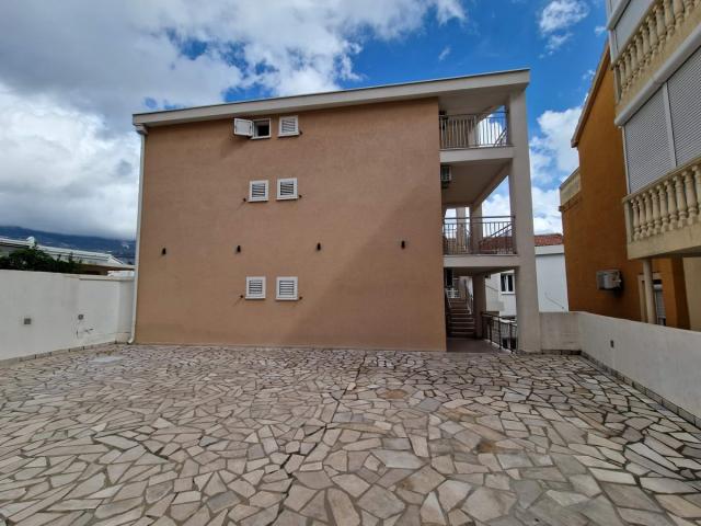TROSPRATNA KUCA 460M2 SA POGLEDOM NA MORE, NA SAMO 300M OD MORA-BUDVA