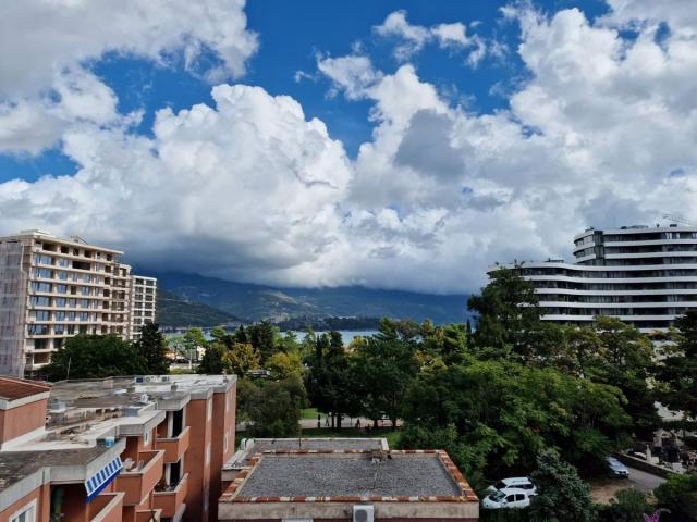 TROSPRATNA KUCA 460M2 SA POGLEDOM NA MORE, NA SAMO 300M OD MORA-BUDVA