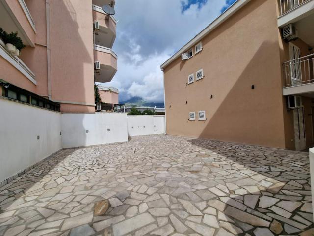 TROSPRATNA KUCA 460M2 SA POGLEDOM NA MORE, NA SAMO 300M OD MORA-BUDVA