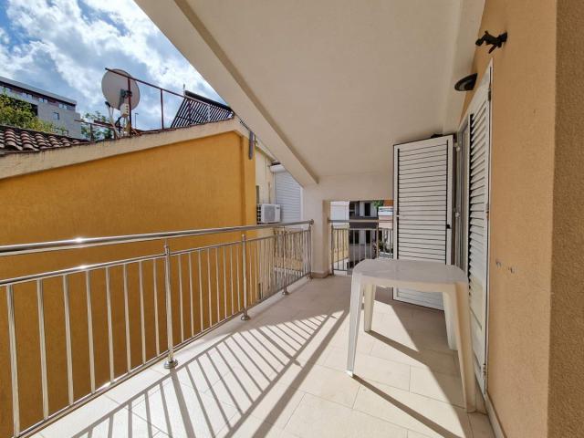 TROSPRATNA KUCA 460M2 SA POGLEDOM NA MORE, NA SAMO 300M OD MORA-BUDVA