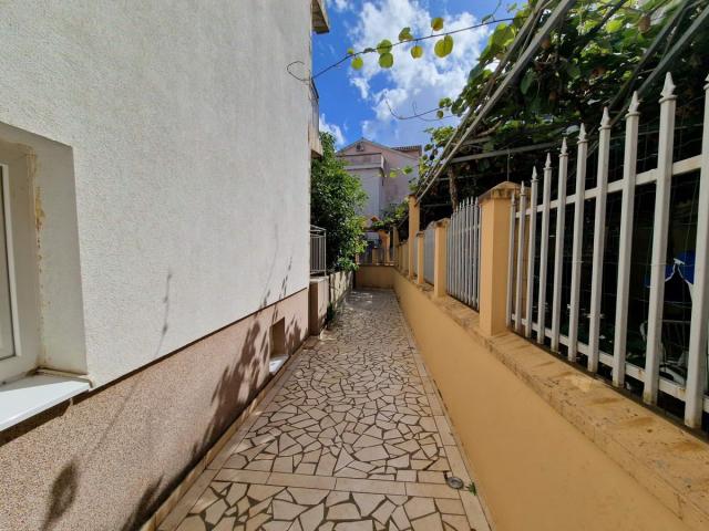 TROSPRATNA KUCA 460M2 SA POGLEDOM NA MORE, NA SAMO 300M OD MORA-BUDVA