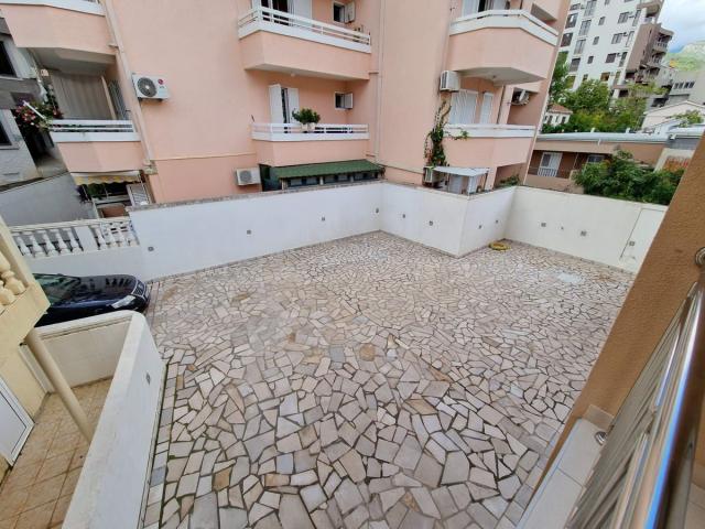 TROSPRATNA KUCA 460M2 SA POGLEDOM NA MORE, NA SAMO 300M OD MORA-BUDVA