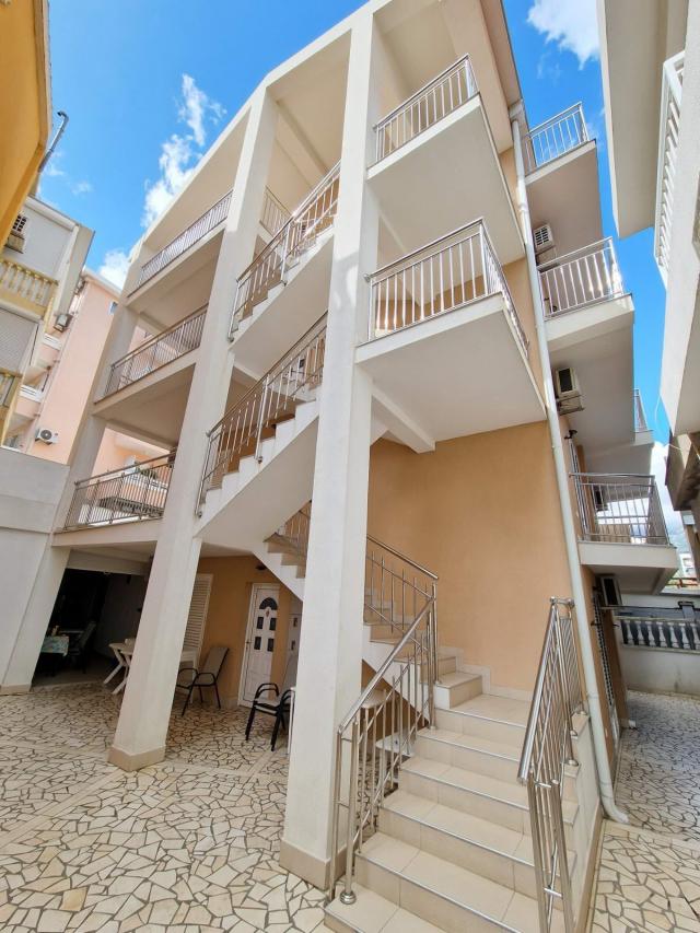 TROSPRATNA KUCA 460M2 SA POGLEDOM NA MORE, NA SAMO 300M OD MORA-BUDVA
