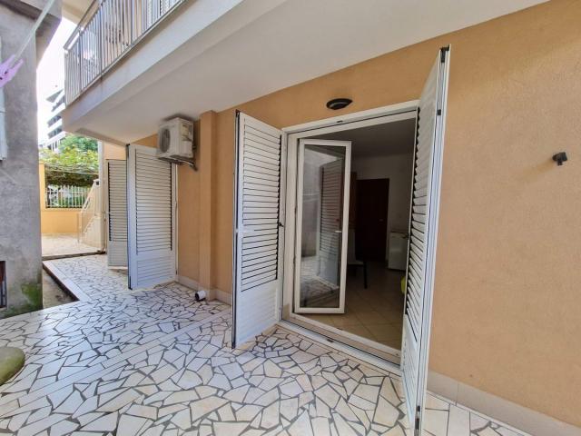 TROSPRATNA KUCA 460M2 SA POGLEDOM NA MORE, NA SAMO 300M OD MORA-BUDVA