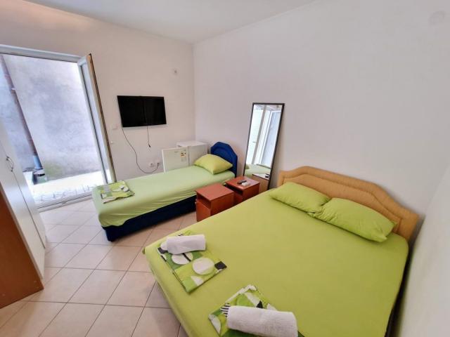 TROSPRATNA KUCA 460M2 SA POGLEDOM NA MORE, NA SAMO 300M OD MORA-BUDVA