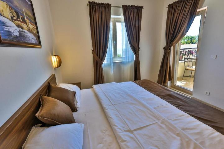 Na prodaju luksuzna vila 135m2 + dodatni apartman 50m2 sa bazenom i panoramskim pogledom na more, Re