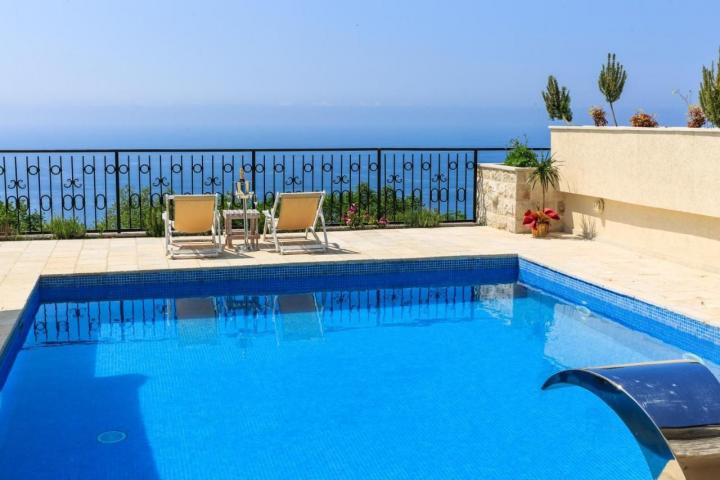 Na prodaju luksuzna vila 135m2 + dodatni apartman 50m2 sa bazenom i panoramskim pogledom na more, Re