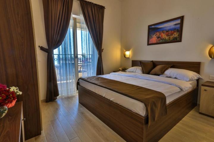 Na prodaju luksuzna vila 135m2 + dodatni apartman 50m2 sa bazenom i panoramskim pogledom na more, Re