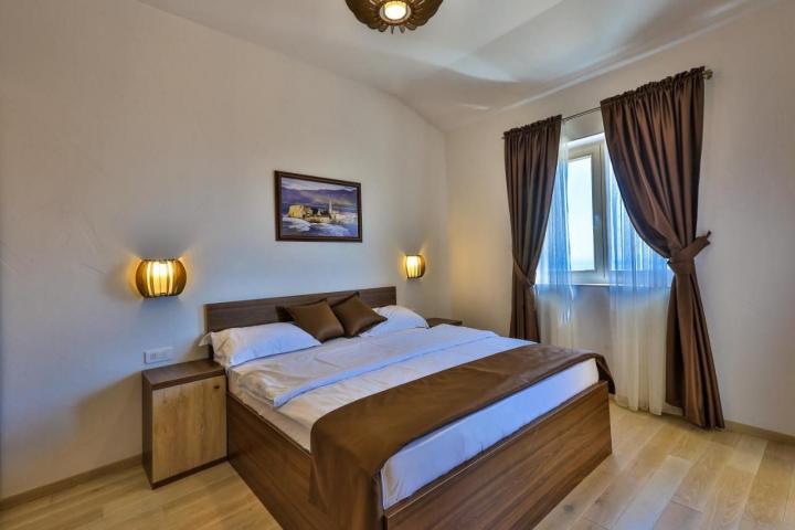 Na prodaju luksuzna vila 135m2 + dodatni apartman 50m2 sa bazenom i panoramskim pogledom na more, Re