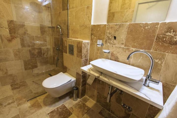 Na prodaju luksuzna vila 135m2 + dodatni apartman 50m2 sa bazenom i panoramskim pogledom na more, Re