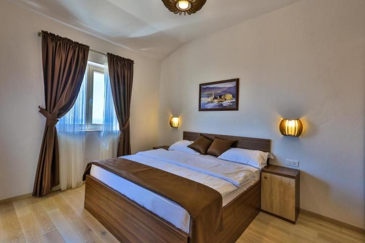 Na prodaju luksuzna vila 135m2 + dodatni apartman 50m2 sa bazenom i panoramskim pogledom na more, Re