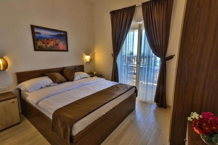 Na prodaju luksuzna vila 135m2 + dodatni apartman 50m2 sa bazenom i panoramskim pogledom na more, Re