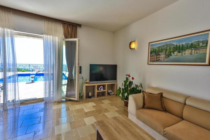 Na prodaju luksuzna vila 135m2 + dodatni apartman 50m2 sa bazenom i panoramskim pogledom na more, Re