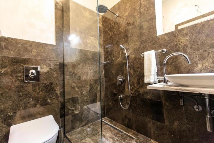 Na prodaju luksuzna vila 175m2 + dodatni apartman 50m2 sa bazenom i panoramskim pogledom na more, Re