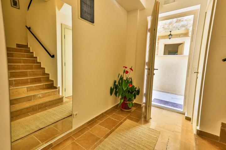 Na prodaju luksuzna vila 175m2 + dodatni apartman 50m2 sa bazenom i panoramskim pogledom na more, Re