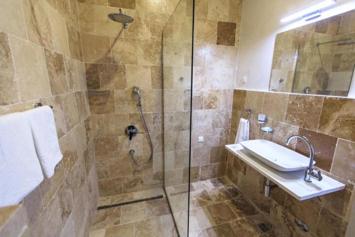 Na prodaju luksuzna vila 175m2 + dodatni apartman 50m2 sa bazenom i panoramskim pogledom na more, Re