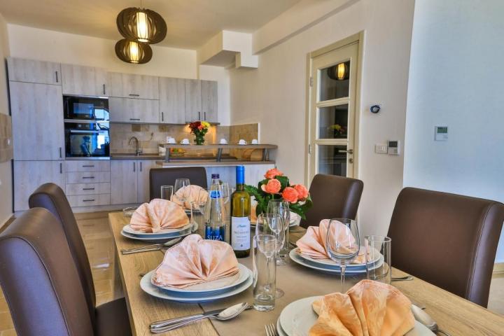 Na prodaju luksuzna vila 175m2 + dodatni apartman 50m2 sa bazenom i panoramskim pogledom na more, Re
