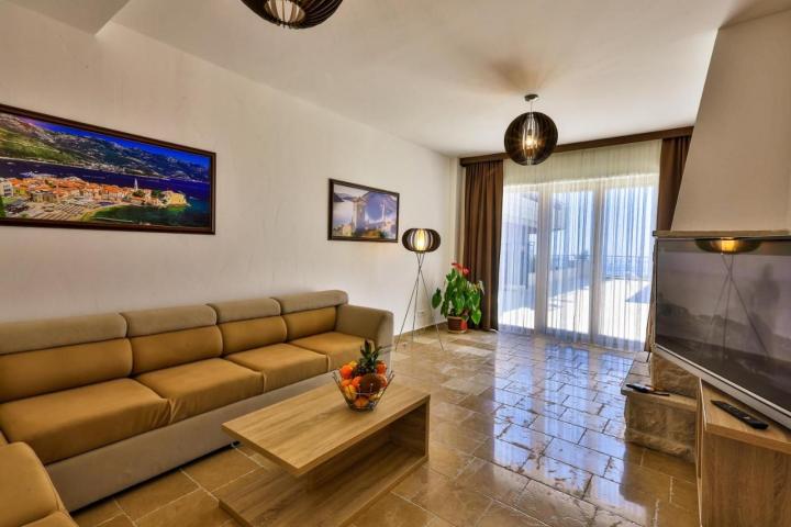 Na prodaju luksuzna vila 175m2 + dodatni apartman 50m2 sa bazenom i panoramskim pogledom na more, Re