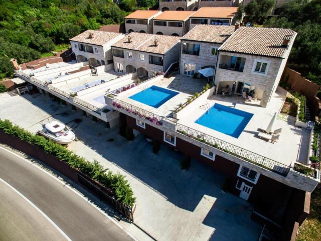Na prodaju luksuzna vila 175m2 + dodatni apartman 50m2 sa bazenom i panoramskim pogledom na more, Re