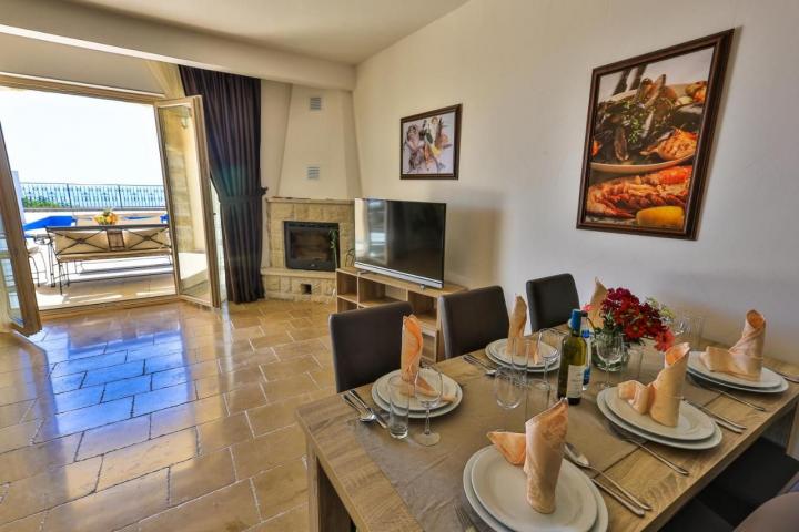 Na prodaju luksuzna vila 175m2 + dodatni apartman 50m2 sa bazenom i panoramskim pogledom na more, Re