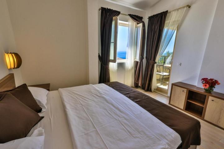 Na prodaju luksuzna vila 175m2 + dodatni apartman 50m2 sa bazenom i panoramskim pogledom na more, Re