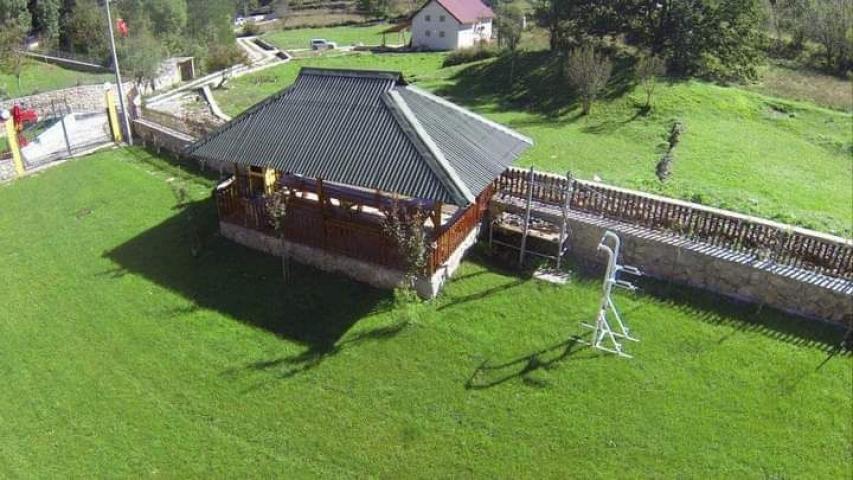 Stambeni kompleks sa 7 kućica blizu Cetinja, Obzovica. 