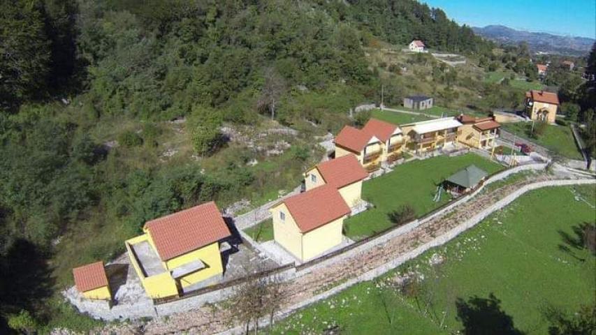 Stambeni kompleks sa 7 kućica blizu Cetinja, Obzovica. 