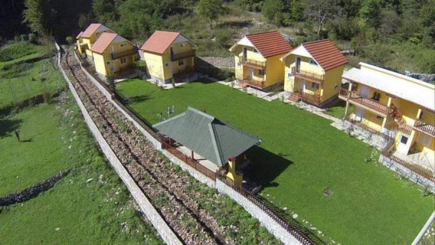 Stambeni kompleks sa 7 kućica blizu Cetinja, Obzovica. 