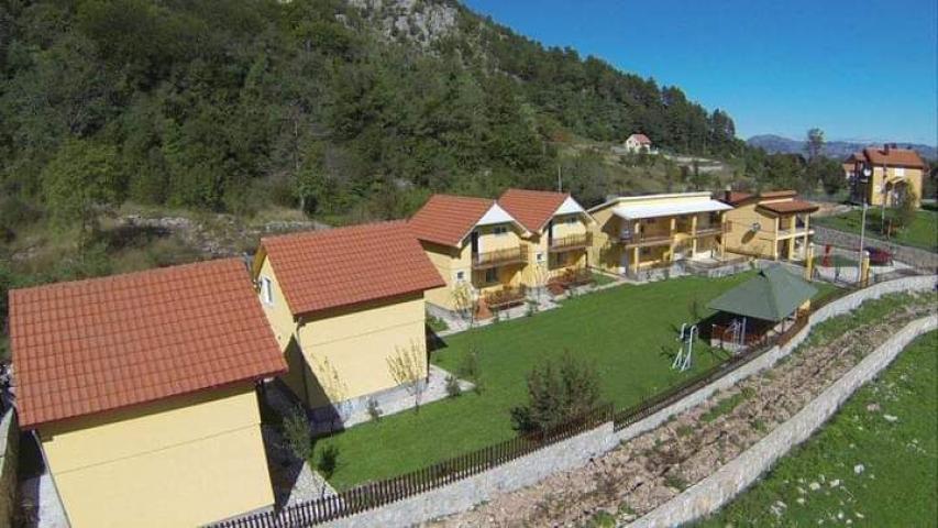Stambeni kompleks sa 7 kućica blizu Cetinja, Obzovica. 